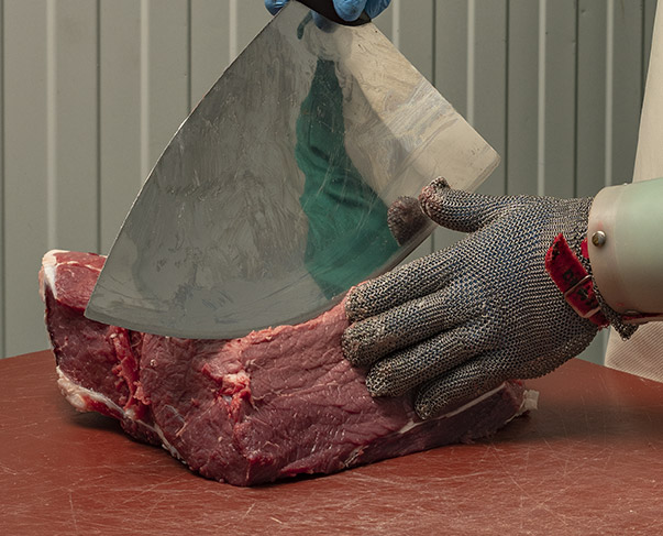 Carnicero cortando carne de producción local sin intermediarios